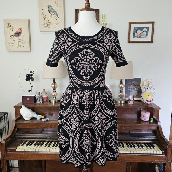 Romeo + Juliet Couture Damask Sweater Dress - Picture 2 of 13